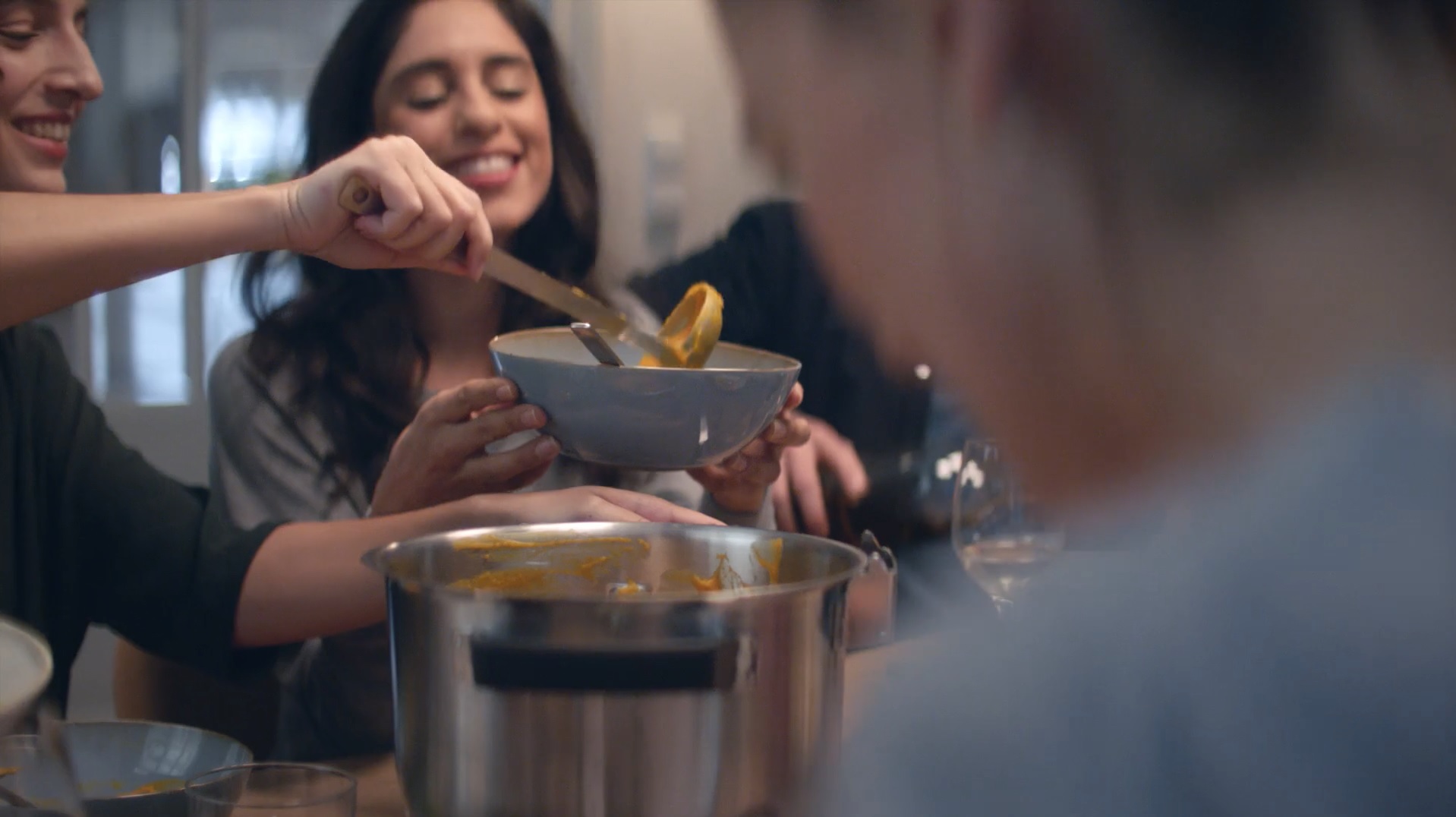 Eine Szene aus dem BOSCH Werbefilm für Cookit 200°